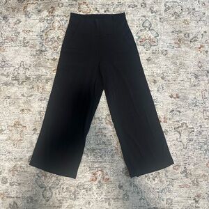 Lululemon size 6 wide leg crop pants